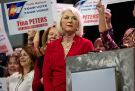 Trump intenta indultar a una oficial condenada por manipular máquinas de votación