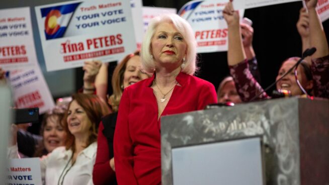 Trump intenta indultar a una oficial condenada por manipular máquinas de votación