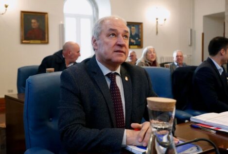 El pleno de la Diputación de Lugo reprueba a José Tomé con los votos de PP y BNG