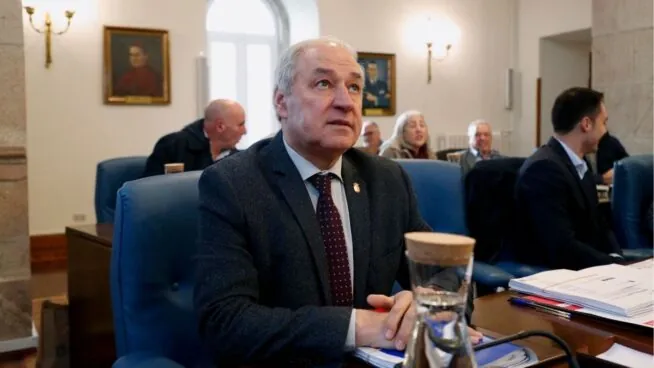 El pleno de la Diputación de Lugo reprueba a José Tomé con los votos de PP y BNG