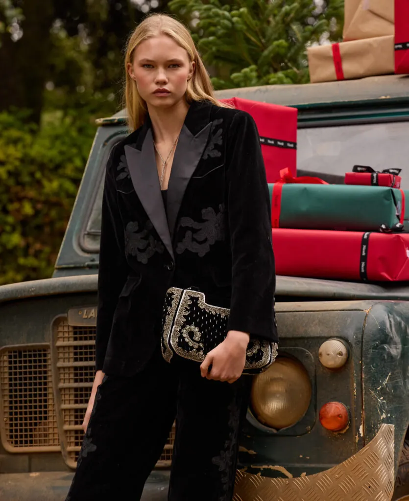 Traje de terciopelo negro de Nicoli