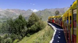 El tren turístico más alto de Europa: a 2.000 metros, en los Pirineos franceses con vistas de cuento