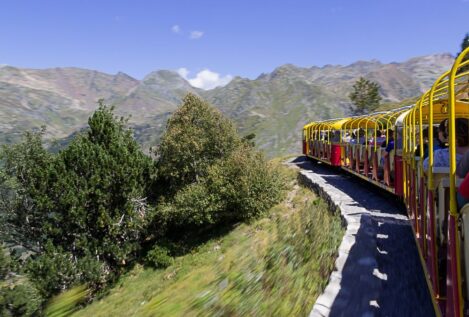 El tren turístico más alto de Europa: a 2.000 metros, en los Pirineos franceses con vistas de cuento