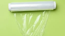 El truco del papel film en la escoba para atrapar cualquier pelo del suelo