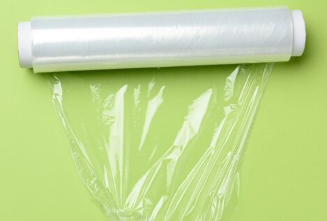 El truco del papel film en la escoba para atrapar cualquier pelo del suelo