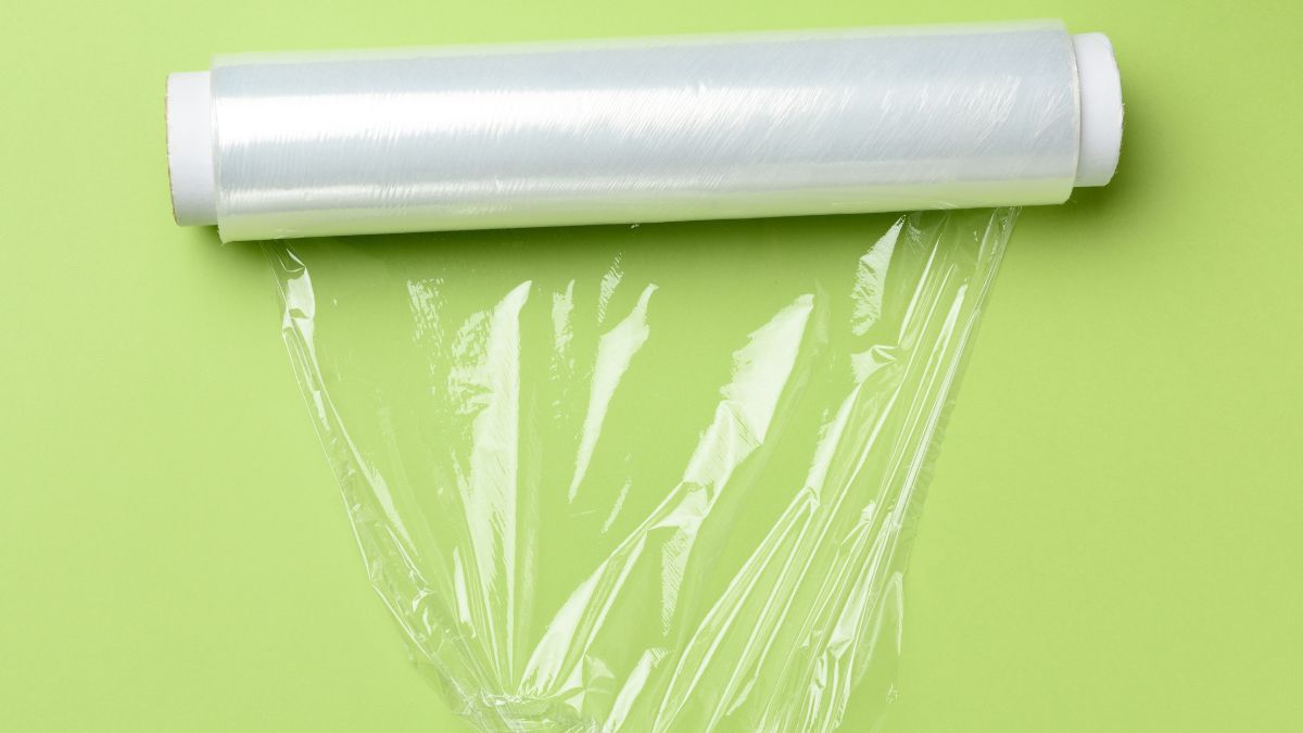 El truco del papel film en la escoba para atrapar cualquier pelo del suelo