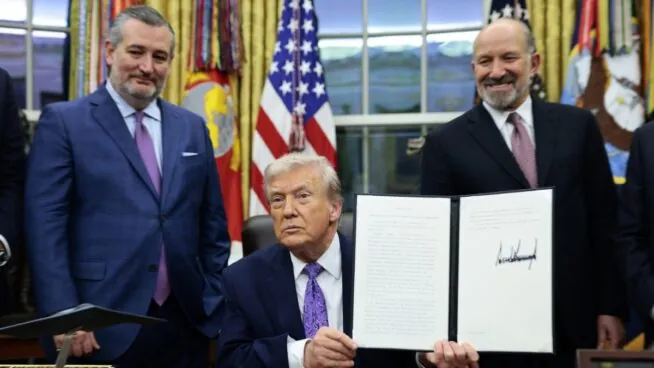 Trump firma una orden para bloquear leyes que impongan limitaciones «excesivas» a la IA
