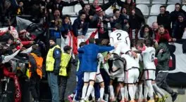 Ultras del Jagiellonia atacan en la carretera un autobús con aficionados del Rayo Vallecano