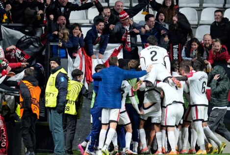 Ultras del Jagiellonia atacan en la carretera un autobús con aficionados del Rayo Vallecano
