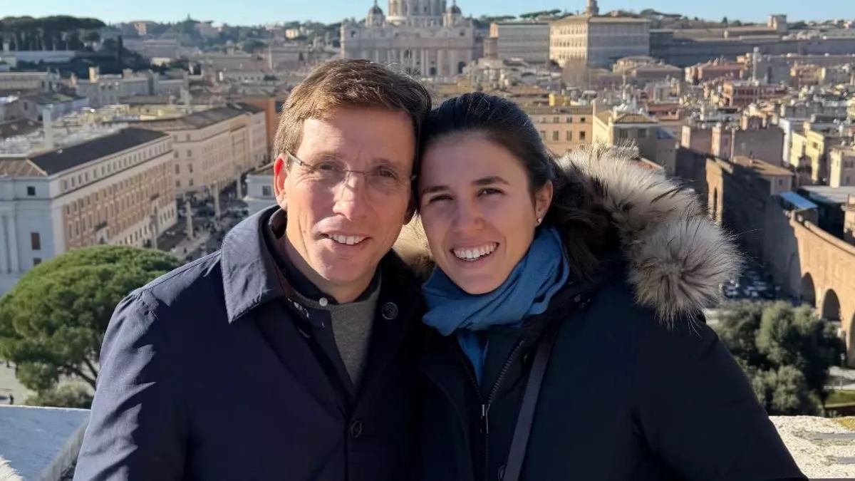Los dos regalos de Almeida al Papa, con guiño a Madrid, en su visita a Roma: «Es muy cercano»