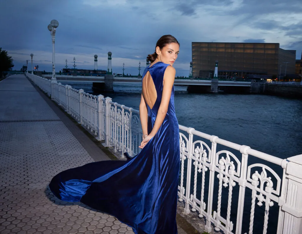 Vestido de terciopelo azul de Artôla Couture