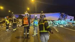 Vuelca un camión cargado de cerveza y las latas quedan esparcidas por la M-50 de Madrid