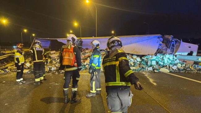 Vuelca un camión cargado de cerveza y las latas quedan esparcidas por la M-50 de Madrid