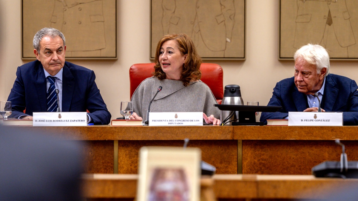 González y Zapatero honran a Rubalcaba en un día «complicado» para el PSOE