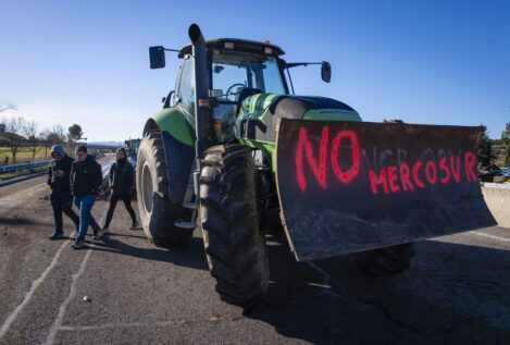 Los agricultores bloquean una noche más el puerto de Tarragona en rechazo a Mercosur