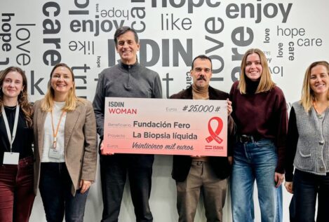 Isdin dona 25.000 euros a la Fundación FERO para la investigación del cáncer de mama