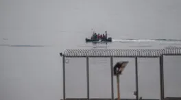 Al menos 20 inmigrantes llegan a Ceuta en unas horas tras saltar la valla o a nado bajo la lluvia