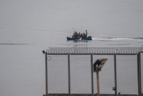Al menos 20 inmigrantes llegan a Ceuta en unas horas tras saltar la valla o a nado bajo la lluvia