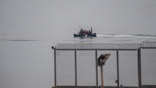 Al menos 20 inmigrantes llegan a Ceuta en unas horas tras saltar la valla o a nado bajo la lluvia