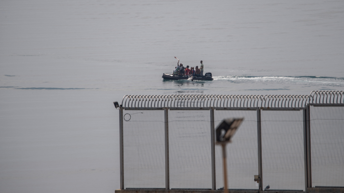 Al menos 20 inmigrantes llegan a Ceuta en unas horas tras saltar la valla o a nado bajo la lluvia