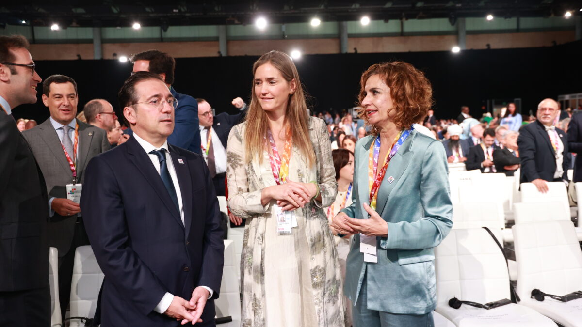 El PP acusa al PSOE de tapar con Albares en el Congreso el debate de corrupción del Senado