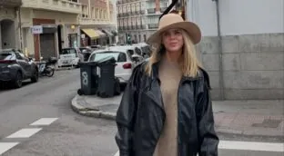 Amelia Bono lo confirma: estos pantalones son perfectos para ir a la oficina este invierno y están en Zara y Mango de rebajas