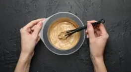 Gema Casas, peluquera, lo confirma: «Cubrir canas con remedios naturales puede incluir cambios de color impredecibles y reacciones alérgicas»