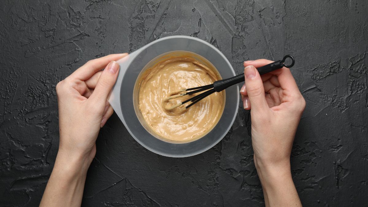 Gema Casas, peluquera, lo confirma: «Cubrir canas con remedios naturales pueden incluir cambios de color impredecibles y reacciones alérgicas»