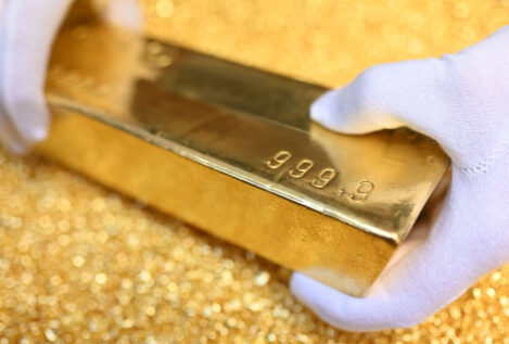 El oro se acerca a los 4.900 dólares ante la incertidumbre global desatada por Trump