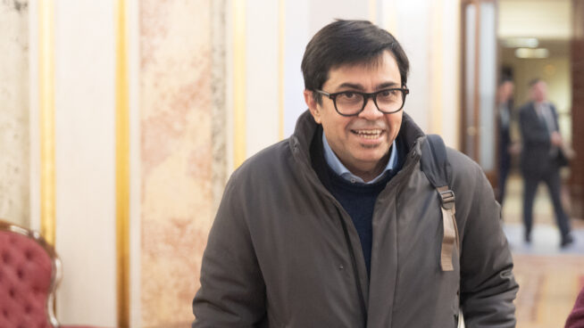 Sumar ve la regularización de inmigrantes como vía para negociar la transferencia a Cataluña