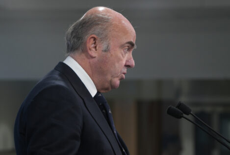 De Guindos señala las dudas sobre el futuro ante posibles subidas de impuestos
