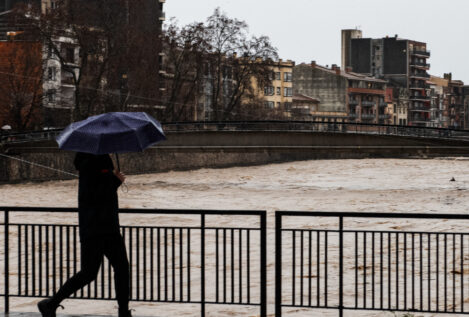 Los Bomberos buscan a un desaparecido en Gerona durante el temporal de lluvias