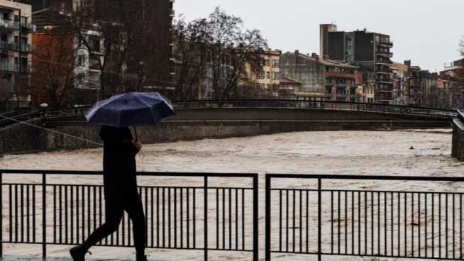 Los Bomberos buscan a un desaparecido en Gerona durante el temporal de lluvias
