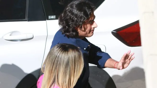 Roban en Madrid una cadena de oro al hijo del presidente colombiano, Gustavo Petro