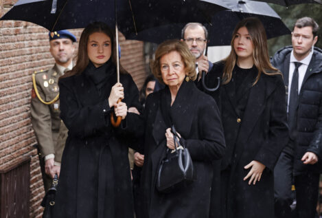 Los Reyes y sus hijas arropan a la reina Sofía en el responso por su hermana Irene de Grecia