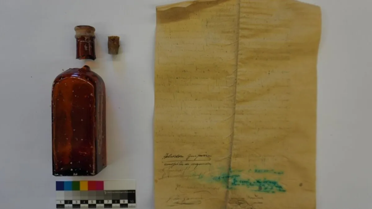 Hallan en la obra de una iglesia una botella con un texto sobre un párroco asesinado en 1936