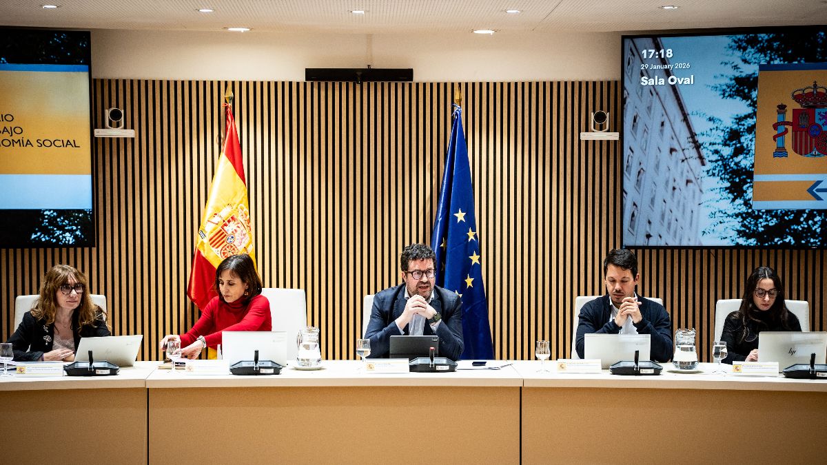 Trabajo acuerda solo con los sindicatos subir el salario mínimo un 3,1%, hasta los 1.221 euros