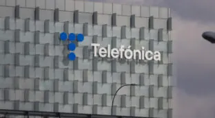 Telefónica cierra un acuerdo con Correos para vender alarmas en sus 2.400 oficinas
