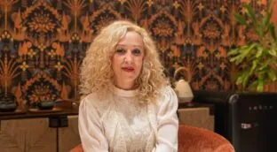 Gema Casas, peluquera (56): «Estos son los tratamientos que frenan la caída del cabello durante la menopausia»