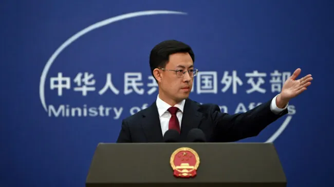 China rechaza las nuevas sanciones de EEUU a empresas acusadas de comerciar petróleo iraní
