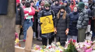 Miles de personas denuncian los disparos de un agente a una inmigrante en Minneapolis