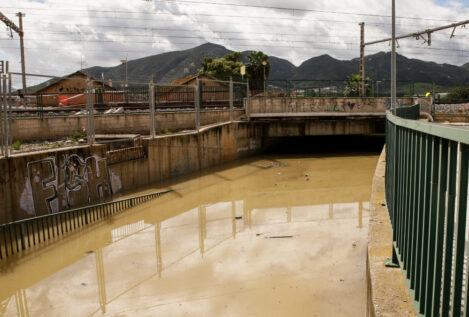 Desalojados una veintena de vecinos por la crecida del río Guadalhorce por las lluvias