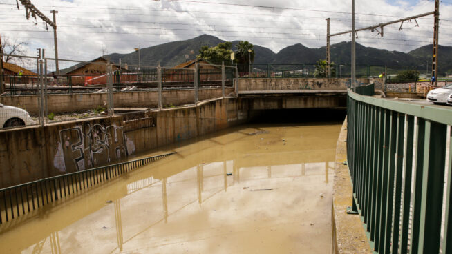 Desalojados una veintena de vecinos por la crecida del río Guadalhorce por las lluvias