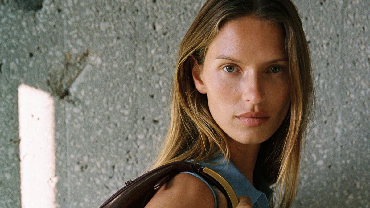 Juan Avellaneda, estilista, sobre el complemento viral de Zara por 11 euros: «Es un bolso diseñado por Tom Ford, por eso tiene esa silueta tan sexy»