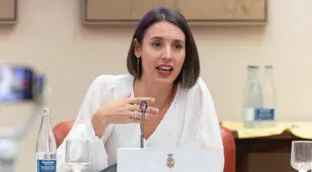 Podemos pacta con el PSOE regularizar a los inmigrantes que lleven cinco meses en España
