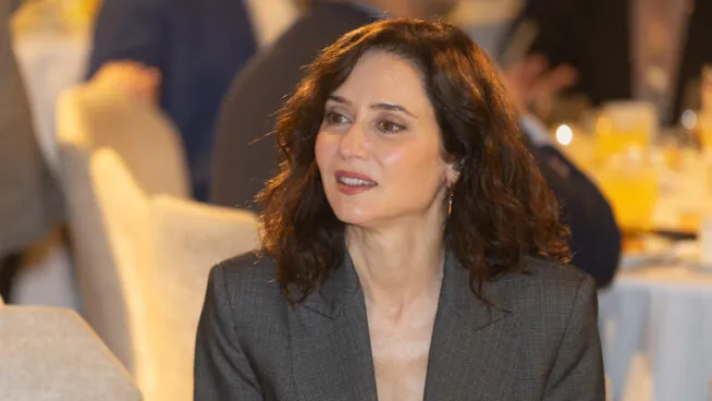 Ayuso anuncia una nueva rebaja de medio punto del IRPF que entrará en vigor en 2027