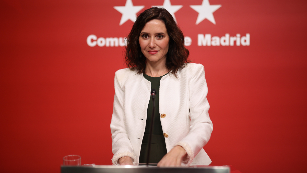 Ayuso anuncia que Madrid no va a retirar a Julio Iglesias la Medalla de Oro de la Comunidad