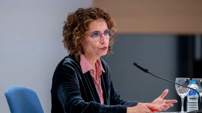 Hacienda incendia el sector petrolero al permitir ser «operador confiable» solo a Repsol y Moeve