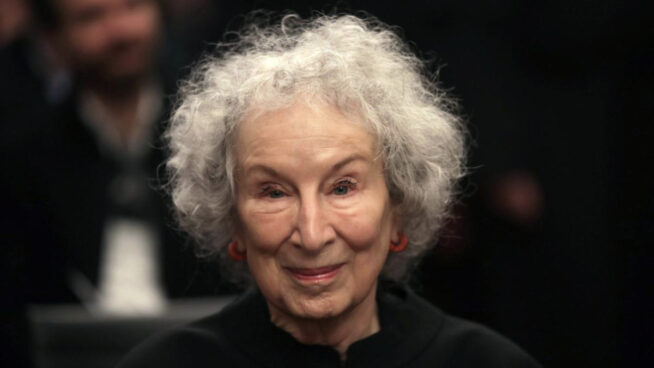 La vida mordaz y combativa de la escritora Margaret Atwood