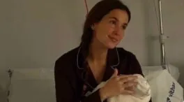 María Pombo rompe a llorar tras el nacimiento de su tercera hija y una psicóloga explica el porqué